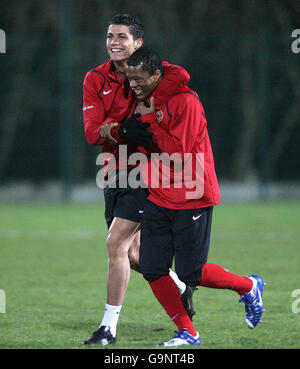 Cristiano Ronaldo et Patrice Evra (à droite) de Manchester United lors d'une session d'entraînement sur le terrain d'entraînement de Lens à la Fayette, Lens. Banque D'Images