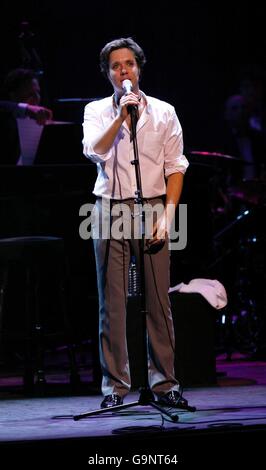 Rufus Wainwright donne une renaissance du légendaire concert Carnegie Hall de Judy Garland au London Palladium dans le centre de Londres. Banque D'Images