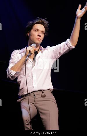 Rufus Wainwright donne une renaissance du légendaire concert Carnegie Hall de Judy Garland au London Palladium dans le centre de Londres. Banque D'Images