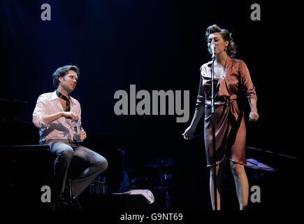 Rufus et Martha Wainwright refont le légendaire concert Carnegie Hall de Judy Garland au London Palladium, dans le centre de Londres. Banque D'Images