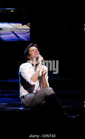 Rufus Wainwright donne une renaissance du légendaire concert Carnegie Hall de Judy Garland au London Palladium dans le centre de Londres. Banque D'Images