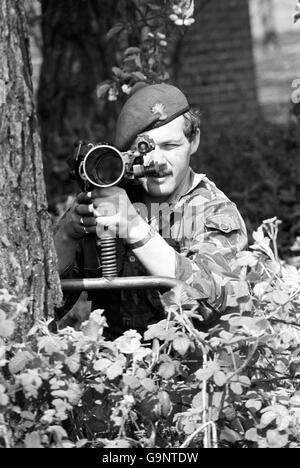 Un guardsman gallois prend pour cible une arme anti-char à la caserne de Pirbright, dans le Surrey, lorsque lui et d'autres soldats des gardes gallois préparais à partir pour les Malouines. Banque D'Images