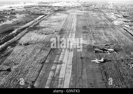 Un vol au-dessus de Port Stanley, alors qu'un avion d'approvisionnement de la RAF tournait au-dessus de la capitale brisée. Banque D'Images