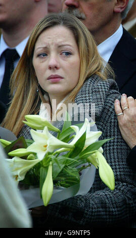 Laura Bottomley, fiancée du second lieutenant Jonathan Bracho-Cooke, 24 ans, 100e membre britannique des forces armées britanniques tuées dans le conflit en Irak, assiste à ses funérailles à l'église Saint-Georges de Hove, dans l'est du Sussex. Banque D'Images