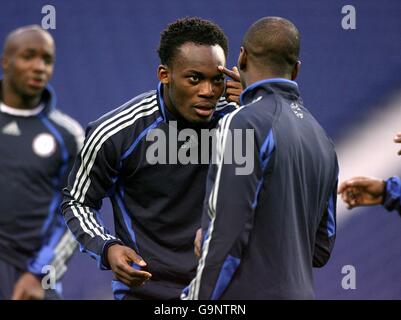 Michael Essien (centre) de Chelsea pendant la séance de formation. Banque D'Images