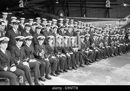 Officiers et hommes de l'escadron numéro 825, à la Royal Naval Air Station, Culdrose, lorsque le célèbre escadron de l'aviation navale a été réformé et mis en service comme unité de secours à la force opérationnelle des Malouines. Banque D'Images