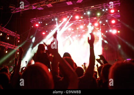 Un fond abstrait, les fans dans la salle de concert, les mains en l'air Banque D'Images