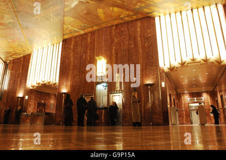 L'entrée principale art déco en marbre et en granit du bâtiment Chrysler dans le centre-ville de Manhattan, New York, qui a été construit en 1930 et était le plus haut bâtiment du monde à 1 046 pieds pendant un court moment. Banque D'Images