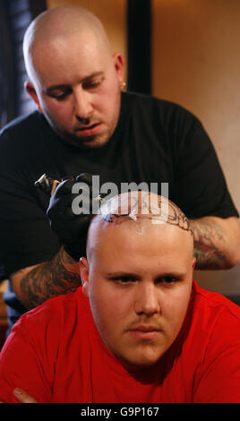 Dayne Gilby, 19 ans, de Coventry, a un tatouage permanent d'un petit déjeuner anglais complet tatoué sur sa tête par l'artiste Blane Dickinson à Conway, dans le nord du pays de Galles. Banque D'Images