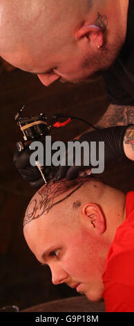 Dayne Gilby, 19 ans, de Coventry, a un tatouage permanent d'un petit déjeuner anglais complet tatoué sur sa tête par l'artiste tatouage Blane Dickinson à Conway, dans le nord du pays de Galles. Banque D'Images