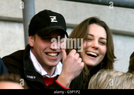 Le Prince William et sa petite amie Kate Middleton apprécient le rugby tandis que l'Angleterre joue en Italie dans le championnat RBS six Nations à Twickenham. Banque D'Images