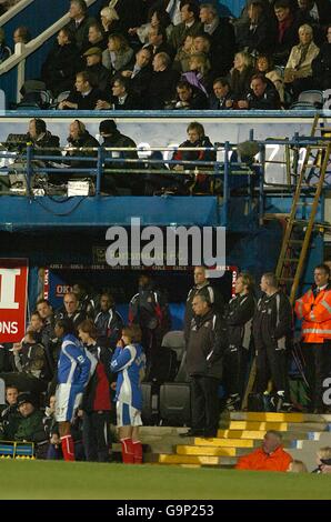 Football - FA Barclays Premiership - Portsmouth / Manchester City - Fratton Park.Harry Redknapp, directeur de Portsmouth, est assis dans les tribunes après avoir été mis en contact Banque D'Images