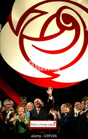 Pat Rabbitte, chef du Parti travailliste irlandais (au centre), prononce son discours d’ouverture devant les membres du parti lors de leur conférence annuelle à l’Helix de Dublin. Banque D'Images