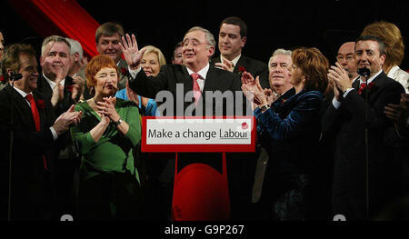 Pat Rabbitte, chef du Parti travailliste irlandais (au centre), prononce son discours d’ouverture devant les membres du parti lors de leur conférence annuelle à l’Helix de Dublin. Banque D'Images