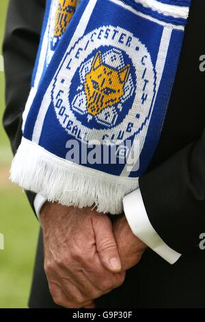 Football - Championnat de la ligue de football Coca-Cola - Conférence de presse de Leicester City - Stade Walkers.Le nouveau propriétaire de la ville de Leicester, Milan Mandaric, fait le sport de l'ébourime de son nouveau club Banque D'Images