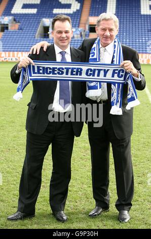 Football - Championnat de la ligue de football Coca-Cola - Conférence de presse de Leicester City - Stade Walkers.Le nouveau propriétaire de Leicester City, Milan Mandaric (r), et Tim Davies, directeur exécutif (l) Banque D'Images