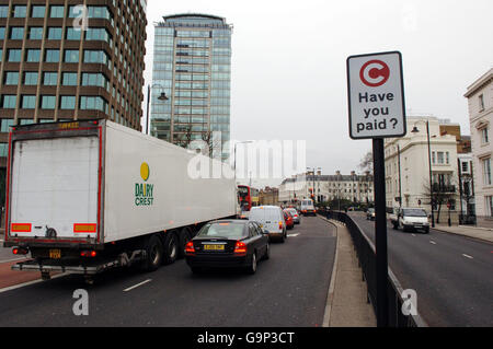 Panneaux indiquant les frais de congestion.Panneau de signalisation pour les frais de congestion sur Vauxhall Bridge Road dans la zone du centre de Londres. Banque D'Images