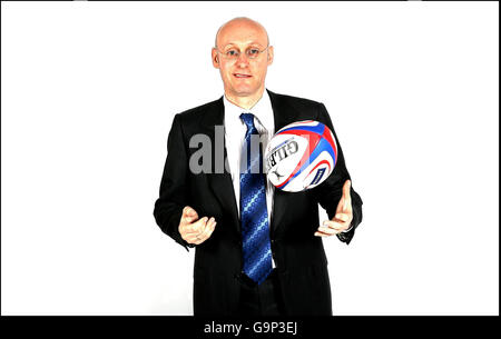 Rugby Union - lancement de RBS 6 Nations - le Hurlingham Club.Bernard Laporte, entraîneur français, pose une photo lors du lancement des RBS 6 Nations au Hurlingham Club de Londres. Banque D'Images