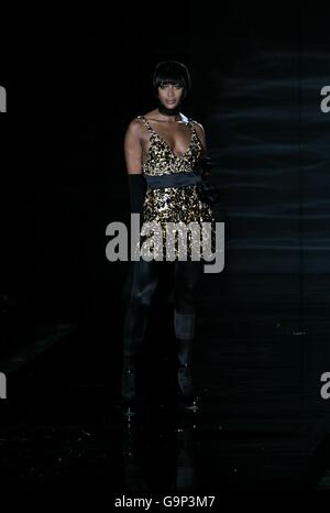 Le mannequin Naomi Campbell porte une création du designer Julien Macdonald à l'hôtel London Hilton on Park Lane, Londres. Banque D'Images