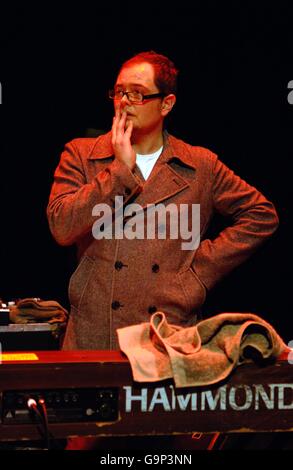 Alan Carr pendant le tournage du film « The Friday Night Project » de Channel four au Wycombe Swan Theatre de High Wycombe. Banque D'Images