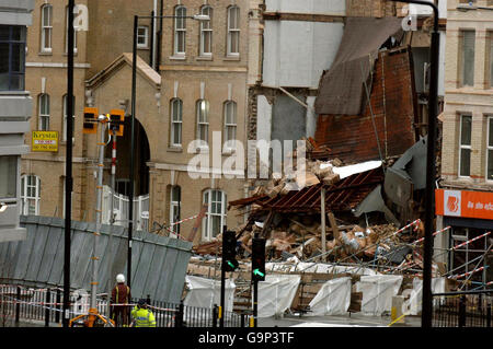 La scène d'un bâtiment à collaped à Whitechapel, à l'est de Londres. Banque D'Images