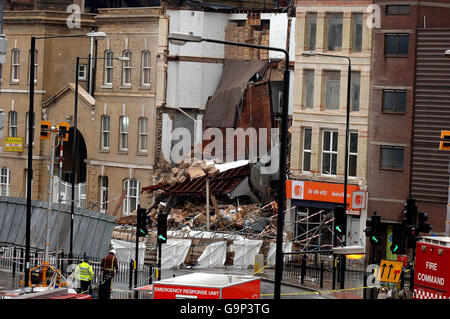 La scène d'un bâtiment à collaped à Whitechapel, à l'est de Londres. Banque D'Images