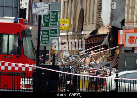 La scène d'un bâtiment à collaped à Whitechapel, à l'est de Londres. Banque D'Images