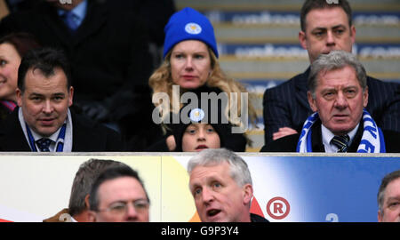 Le nouveau propriétaire de la ville de Leicester, Milan Mandaric (à droite) et le directeur général Tim Davies (à gauche), regardent depuis les stands lors du match de championnat Coca-Cola contre Coventry City au stade Walkers, à Leicester. Banque D'Images