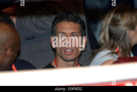 Le joueur de cricket d'Angleterre Sajid Mahmood regarde depuis le ring tandis que son cousin, Amir Khan de Bolton prend le combat de Mohammed Medjani en France dans le combat de poids-lourd léger à la Wembley Arena, Londres. Banque D'Images