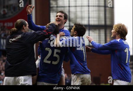 Barry Ferguson des Rangers (en haut) célèbre avec ses coéquipiers (de gauche à droite) Dado Prso, Charlie Adam, Nacho Novo et Chris Burke après avoir remporté le but contre Falkirk lors du match de la Premier League de la Banque d'Écosse à Ibrox, Glasgow, Banque D'Images