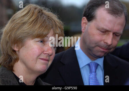 Anne et Patrick Rice, parents de Rebecca, adolescente assassinée, font une déclaration à la presse à l'extérieur de la Cour de justice de Norwich. Banque D'Images