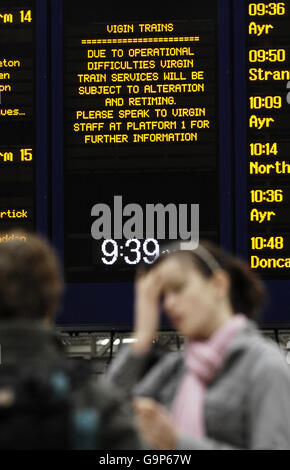 Un panneau à la gare centrale de Glasgow après le déraillement d'un train Virgin Pendolino près de Little Docker Cottage, autour de la région de Greyrigg, près de Kendal, Cumbria, vers 20h hier. Banque D'Images