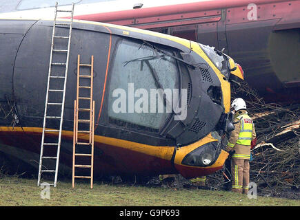 Service d'incendie enquête personnelle le site de l'accident de train de Virgin Pendolino près de Little Docker Cottage, autour de la région de Greyrigg, près de Kendal, Cumbria. Banque D'Images