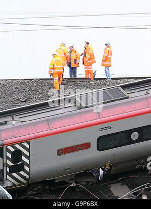 Les enquêteurs de l'accident négligent l'épave de l'accident de train de Virgin Pendolino près de Little Docker Cottage, dans la région de Greyrigg, près de Kendal, Cumbria. Banque D'Images