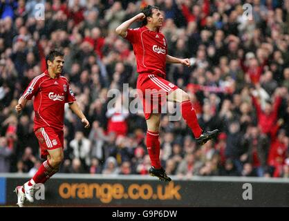 Soccer - FA Barclays Premiership - Liverpool v Sheffield United - Anfield.Robbie Fowler de Liverpool (à droite) saute dans les airs pour célébrer le premier but du match, avec Mark Gonzalez, coéquipier. Banque D'Images