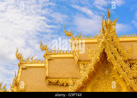 Le pavillon d'or de l'architecture unique dans le Wat Rong Khun temple à Chiang Rai, Thaïlande. Banque D'Images