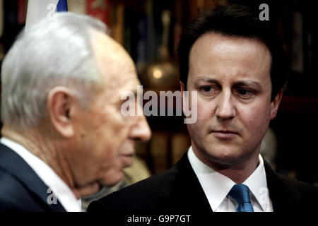 Le chef du Parti conservateur David Cameron rencontre le vice-Premier ministre israélien Shimon Peres dans son bureau de tel Aviv, en Israël, au cours de sa visite de deux jours dans le pays. Banque D'Images