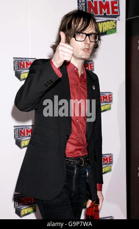 Jarvis Cocker arrive pour les NME Awards 2007 au Hammersmith Palais à l'ouest de Londres. Banque D'Images