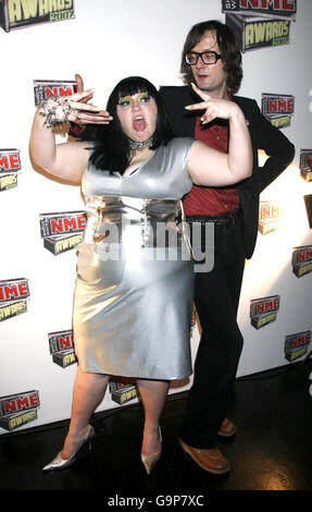 Beth Ditto et Jarvis Cocker arrivent pour les NME Awards 2007 au palais Hammersmith, dans l'ouest de Londres. Banque D'Images