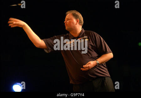 Raymond van Barneveld des pays-Bas en action contre Phil Taylor de l'Angleterre lors du match des Holsten Premier League Darts au Sheffield Hallam FM Arena, à Sheffield. Banque D'Images