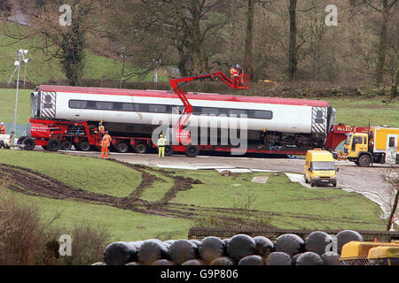 La scène de l'accident de train Virgin survenu la semaine dernière près de Greyrigg, en Cumbria, où l'opération minutieuse de réouverture complète de la ligne principale de la côte ouest se poursuivra aujourd'hui, alors que les ingénieurs délègueront les neuf wagons. Banque D'Images