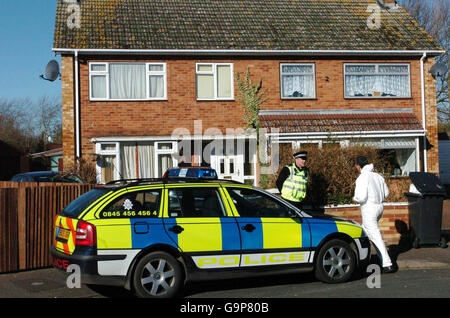 La police à l'extérieur d'une maison à Coventry Close, à Werrington, Peterborough, où les corps d'une femme et de deux enfants de moins de cinq ans ont été découverts peu après 17h hier. Banque D'Images