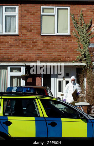 Un médecin légiste à l'extérieur d'une maison à Coventry Close, à Werrington, à Peterborough, où les corps d'une femme et de deux enfants de moins de cinq ans ont été découverts peu après 17h hier. Banque D'Images