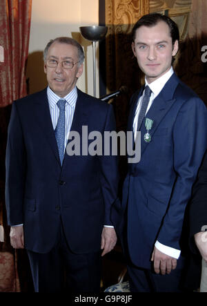 Jude Law l'honneur de Chevalier des Arts et des Lettres - Londres Banque D'Images