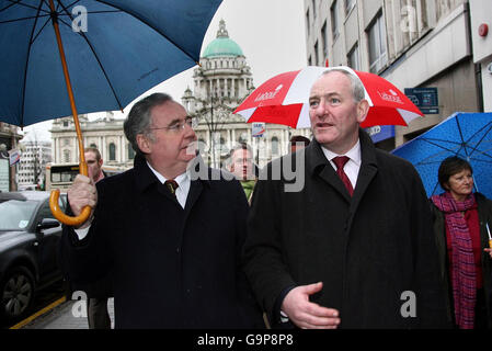 Pat Rabbitte, chef du Parti travailliste irlandais (à gauche), lors d'un tour du scrutin avec le leader du SDLP Mark Durkan et les candidats au parti dans le centre-ville de Belfast. Banque D'Images