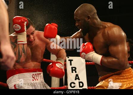 Boxe - Scott Gammer / Danny Williams - Neath Cwrt Herbert Sport Centre.Danny Williams atterrit un crochet droit crucial qui frappait Scott Gammer au sol Banque D'Images