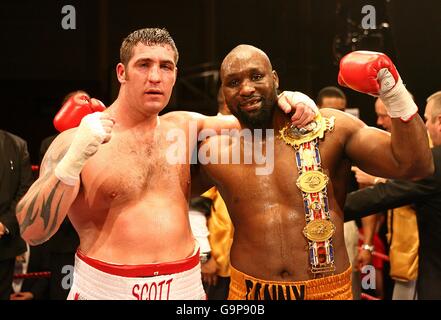 Danny Williams (r) est tout sourire après avoir vaincu Scott Gammer (l) Banque D'Images