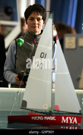 Dame Ellen MacArthur tente sa main à la voile d'un bateau télécommandé après qu'elle a ouvert le RYA Dinghy Sailing Show à Alexandra Palace, Londres. Banque D'Images