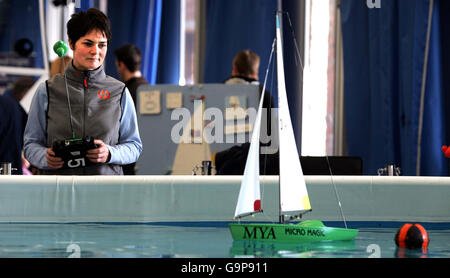 Dame Ellen MacArthur tente sa main à la voile d'un bateau télécommandé après qu'elle a ouvert le RYA Dinghy Sailing Show à Alexandra Palace, Londres. Banque D'Images