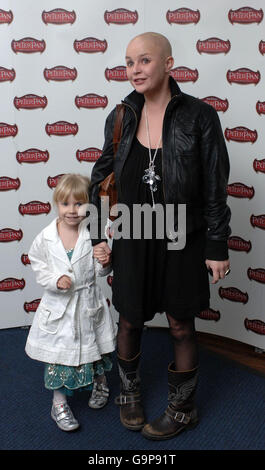 Gail porter (à droite) et sa fille Honey Hipgrave (à gauche) arrivent à la projection de gala de l'animation de Walt Disney, Peter Pan, qui a eu lieu pour célébrer sa restauration et son arrivée sur Disney DVD, à l'Odeon West End à Leicester Square, Londres. Banque D'Images